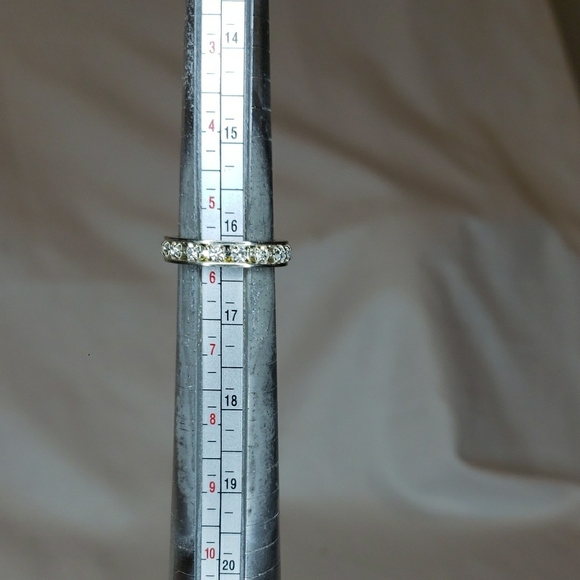 Dazzling Silver Women's Ring with Crystal Accents - Picture 3 of 6